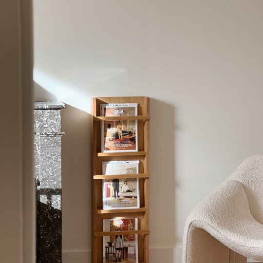 Porte magazines mural en bois – Image 1