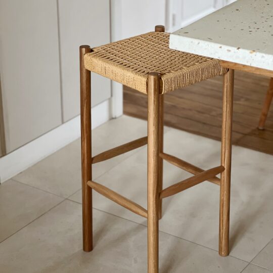 Tabouret de bar tressé en chêne – Image 2