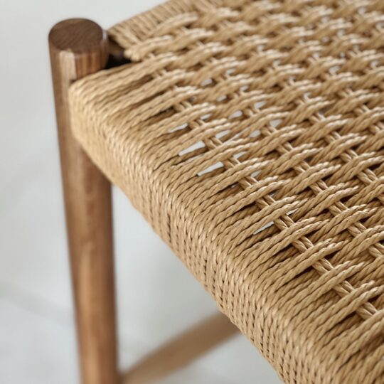 Tabouret de bar tressé en chêne – Image 3