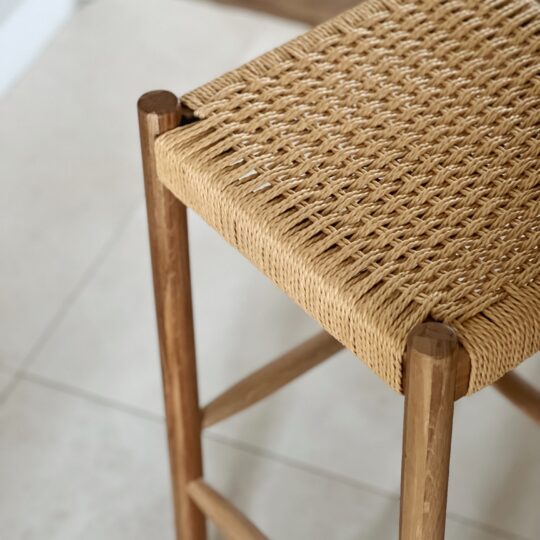 Tabouret de bar tressé en chêne – Image 4