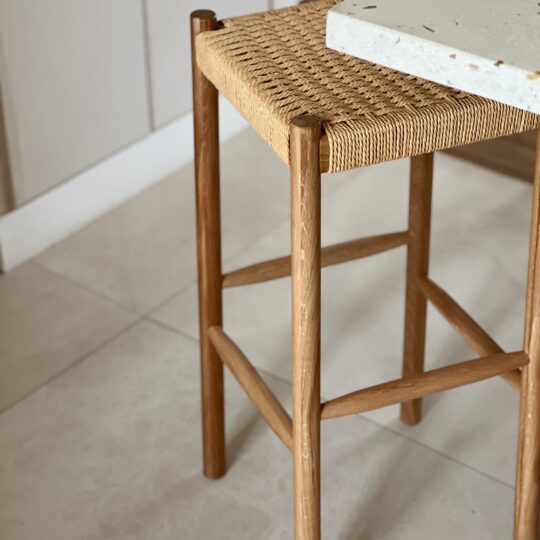 Tabouret de bar tressé en chêne – Image 5