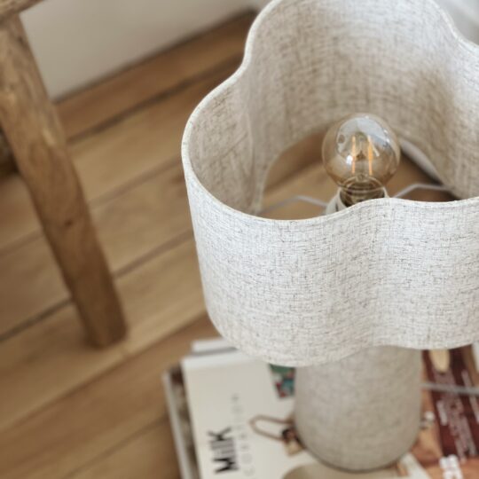 Lampe beige en forme de trefle