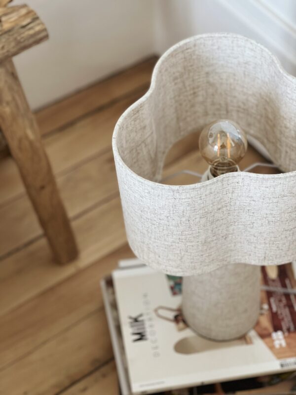 Lampe beige en forme de trefle