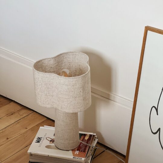 Lampe poser Rosa en toile beige en forme de trefle