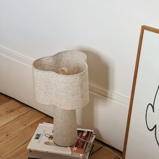 Lampe poser Rosa en toile beige en forme de trefle