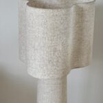 Lampadaire en toile beige en forme de trèfle