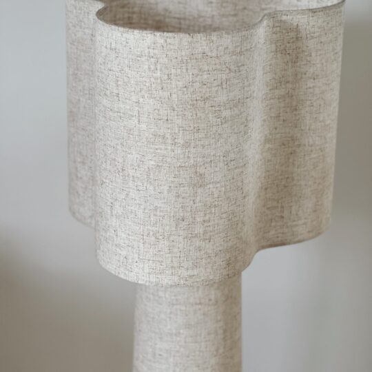 Lampadaire en toile beige en forme de trèfle