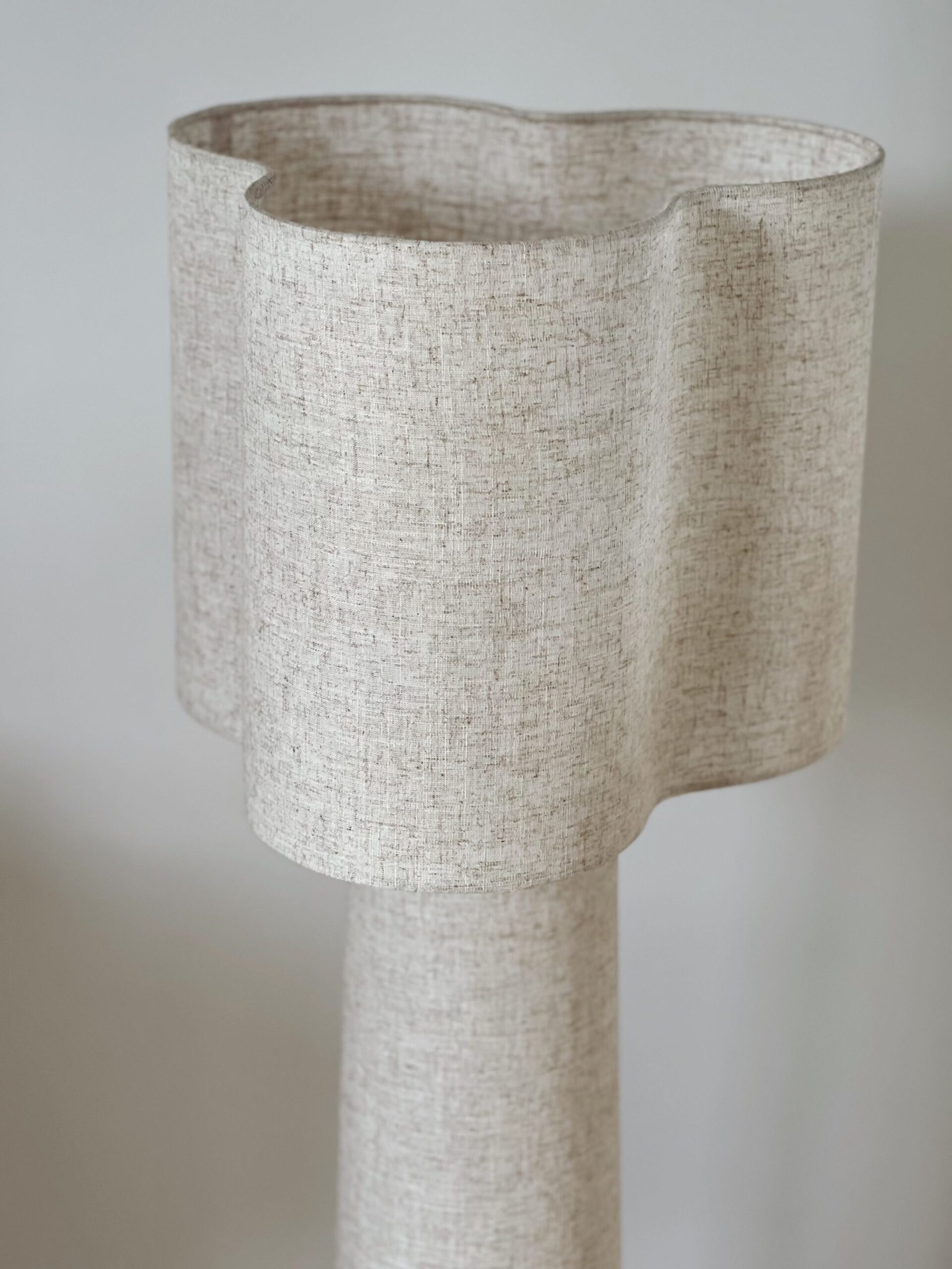 Lampadaire en toile beige en forme de trèfle