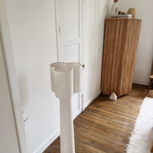Lampadaire en toile beige en forme de trèfle