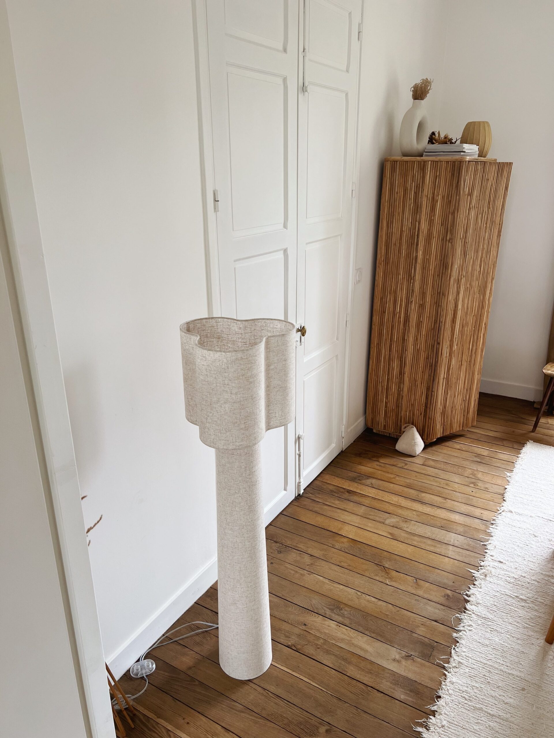 Lampadaire en toile beige en forme de trèfle