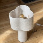 Lampe poser en toile beige en forme de trefle