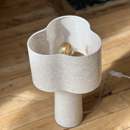 Lampe poser en toile beige en forme de trefle