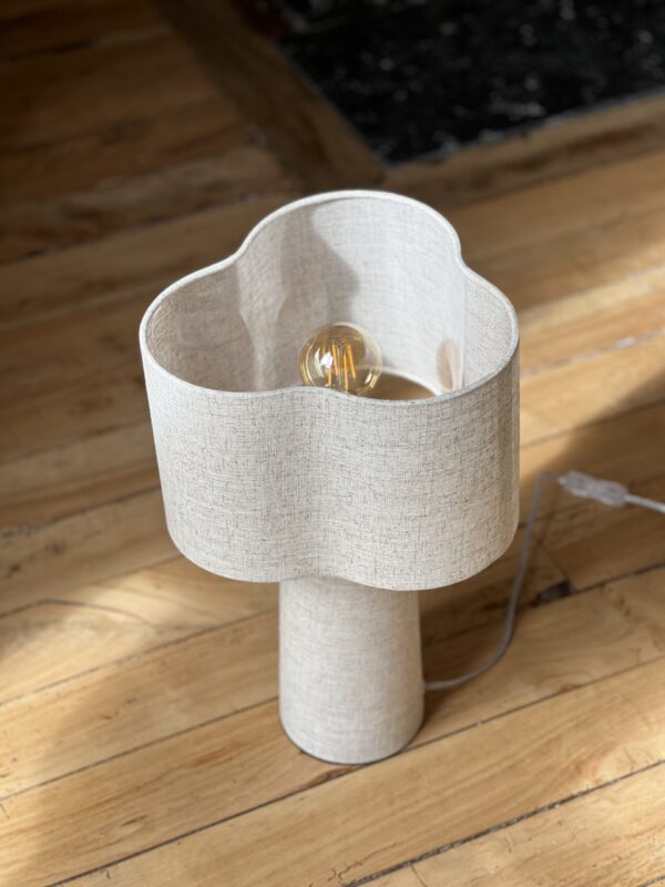 Lampe poser en toile beige en forme de trefle