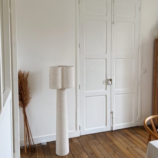 Lampadaire en toile beige en forme de trèfle