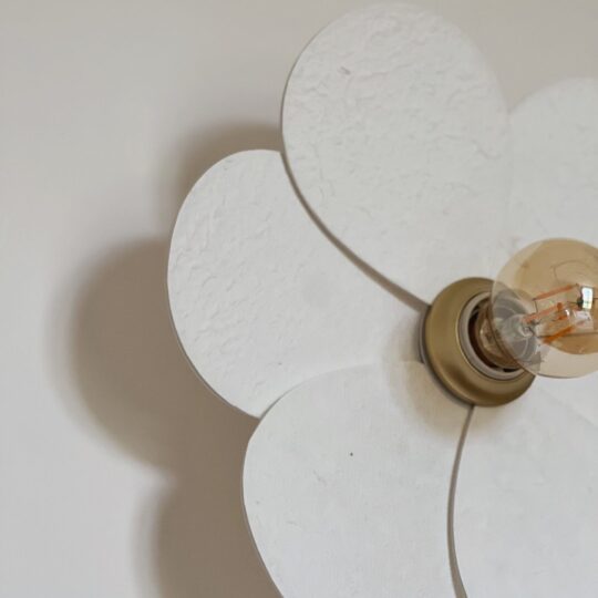 Applique murale fleur en papier mâché blanc