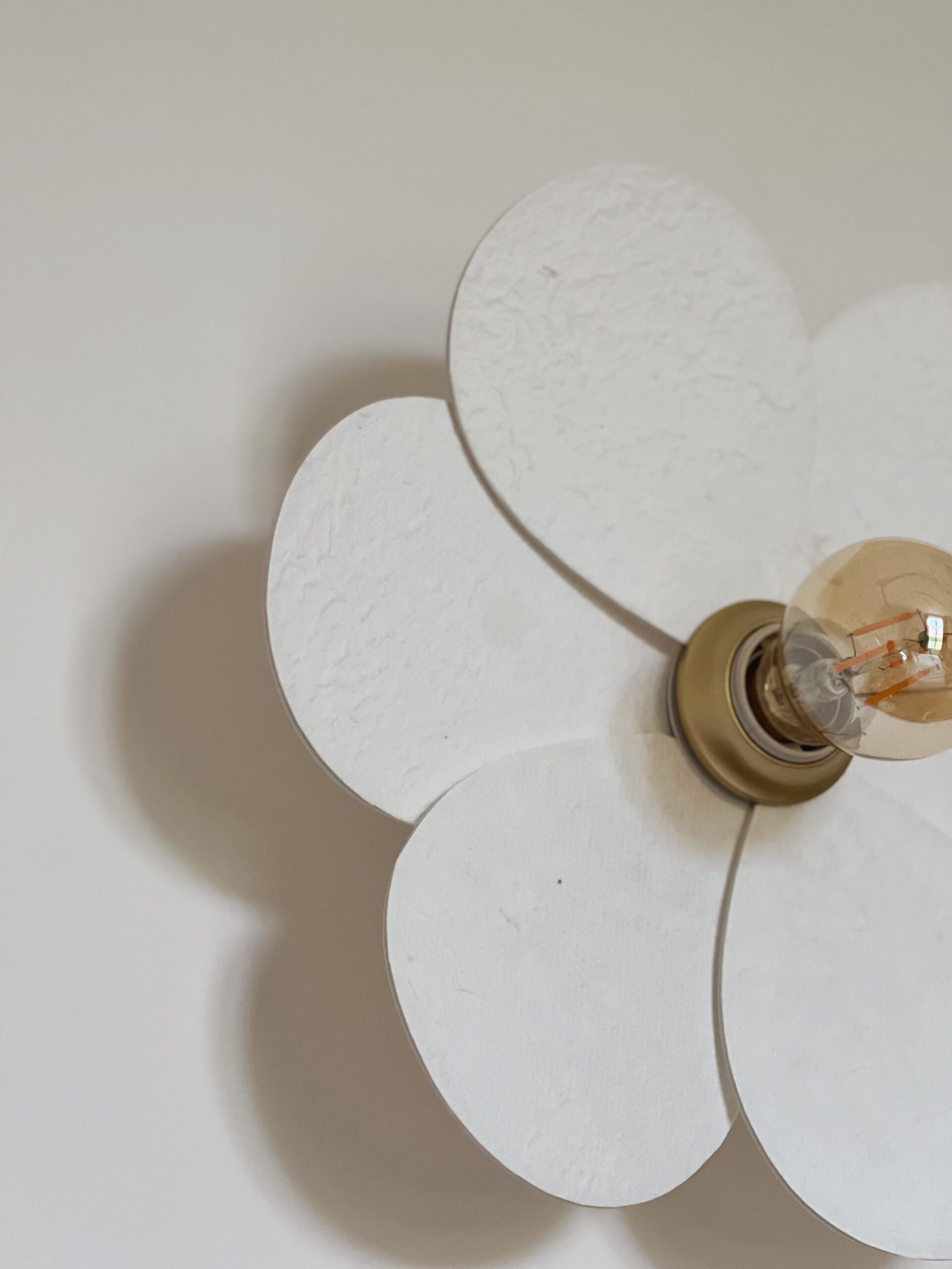 Applique murale fleur en papier mâché blanc