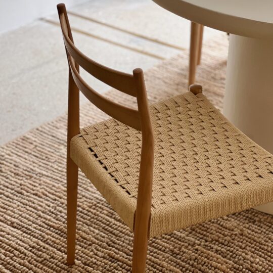 Chaise en bois de frêne et assise tressée