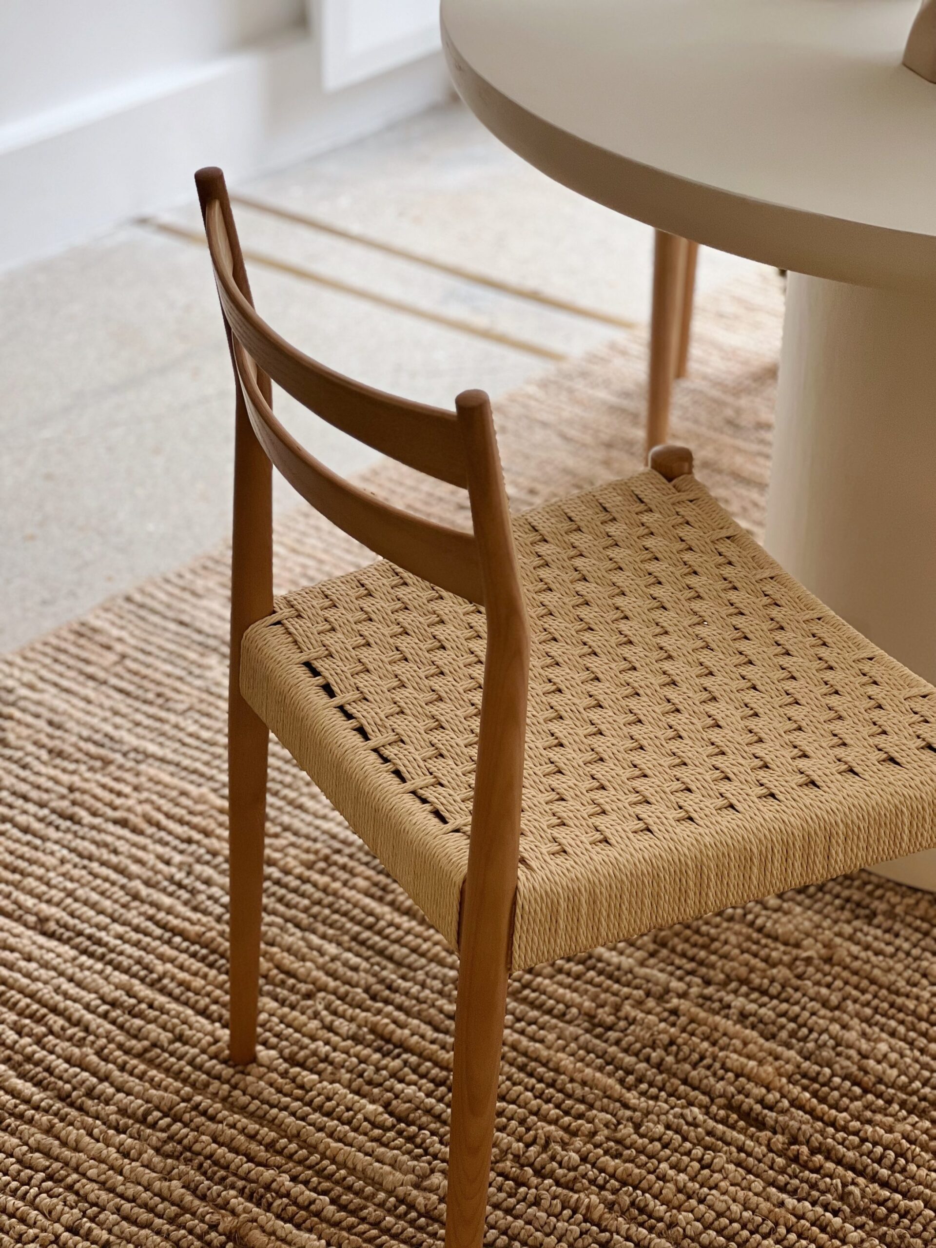 Chaise en bois de frêne et assise tressée