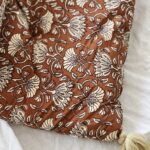 Edredon imprimé de couleur brun caramel