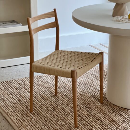 Chaise en bois de frêne et assise tressée