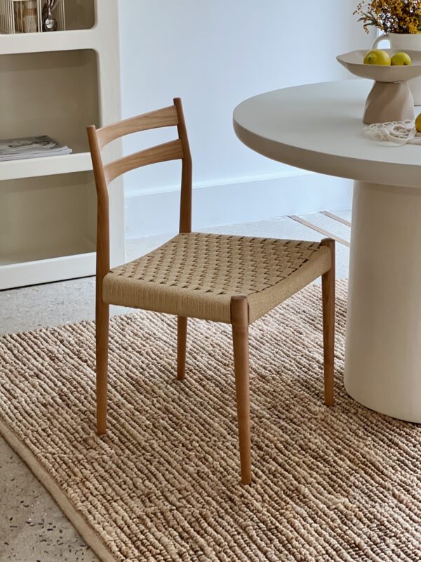 Chaise en bois de frêne et assise tressée