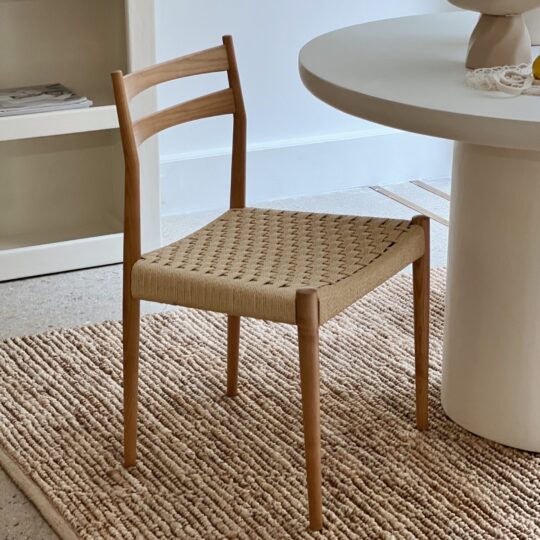Chaise en bois de frêne et assise tressée