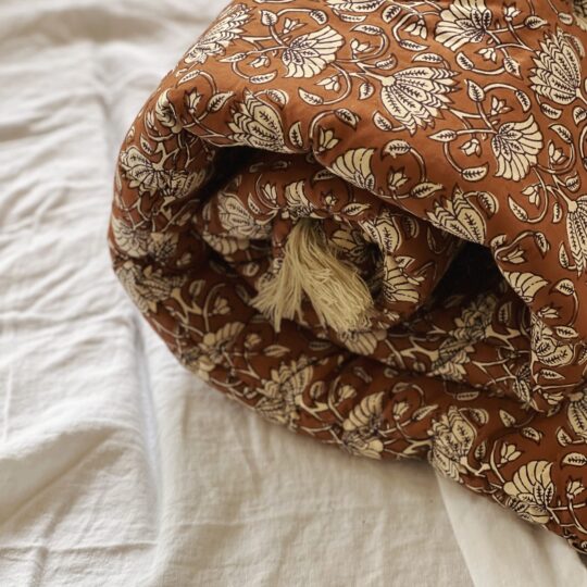 Edredon imprimé de couleur brun caramel