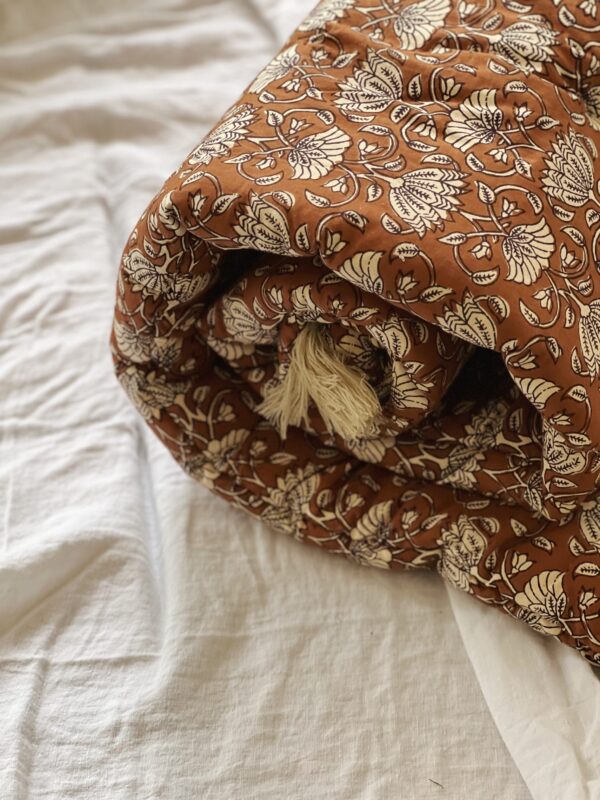 Edredon imprimé de couleur brun caramel