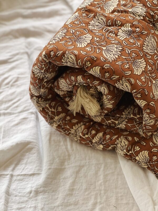 Edredon imprimé de couleur brun caramel