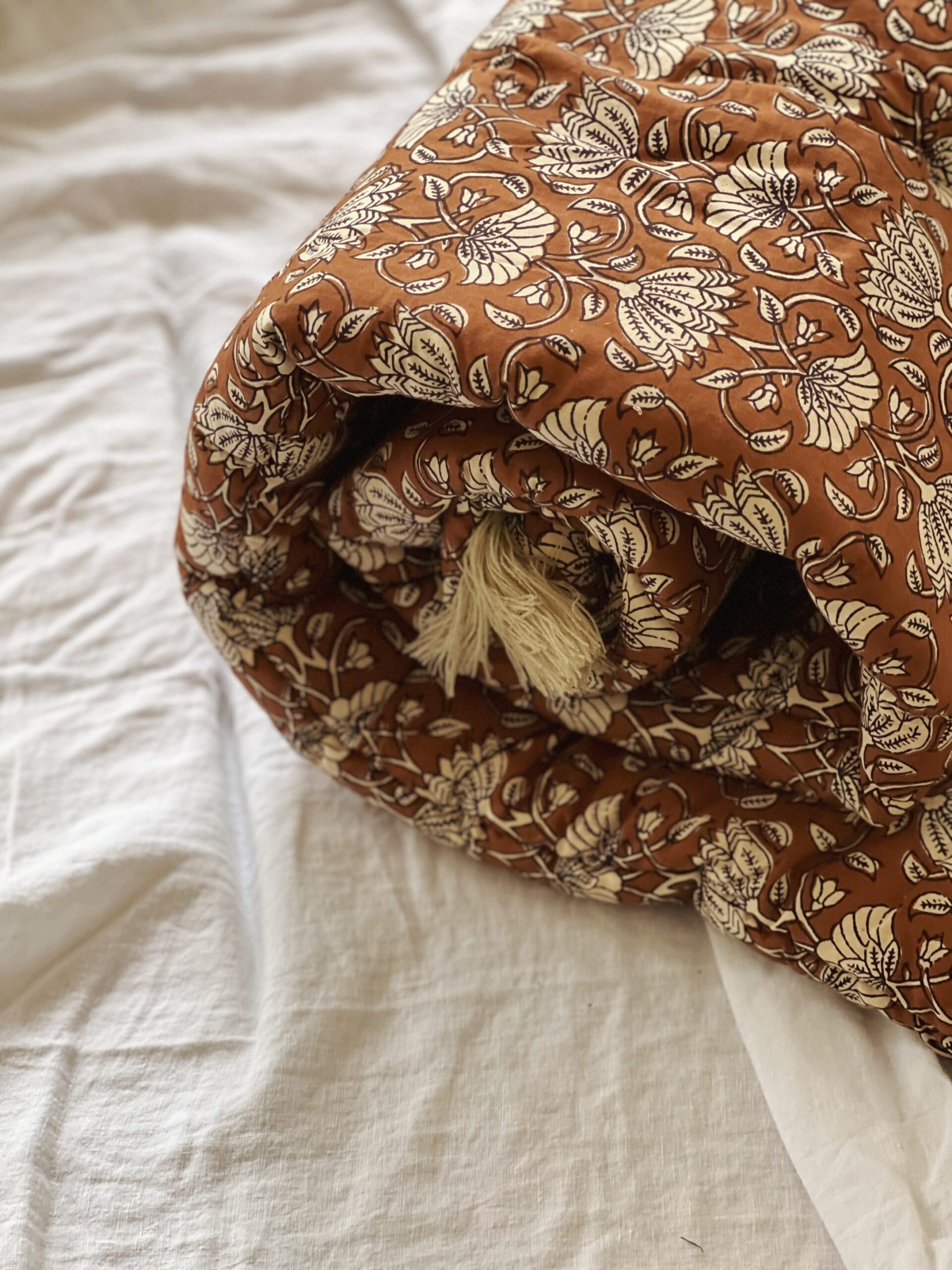 Edredon imprimé de couleur brun caramel