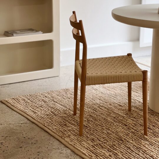 Chaise en bois de frêne et assise tressée