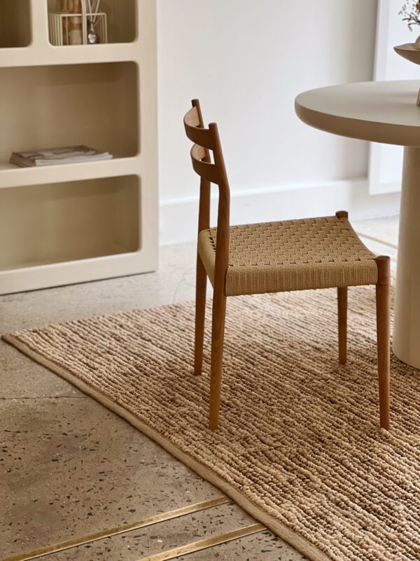 Chaise en bois de frêne et assise tressée