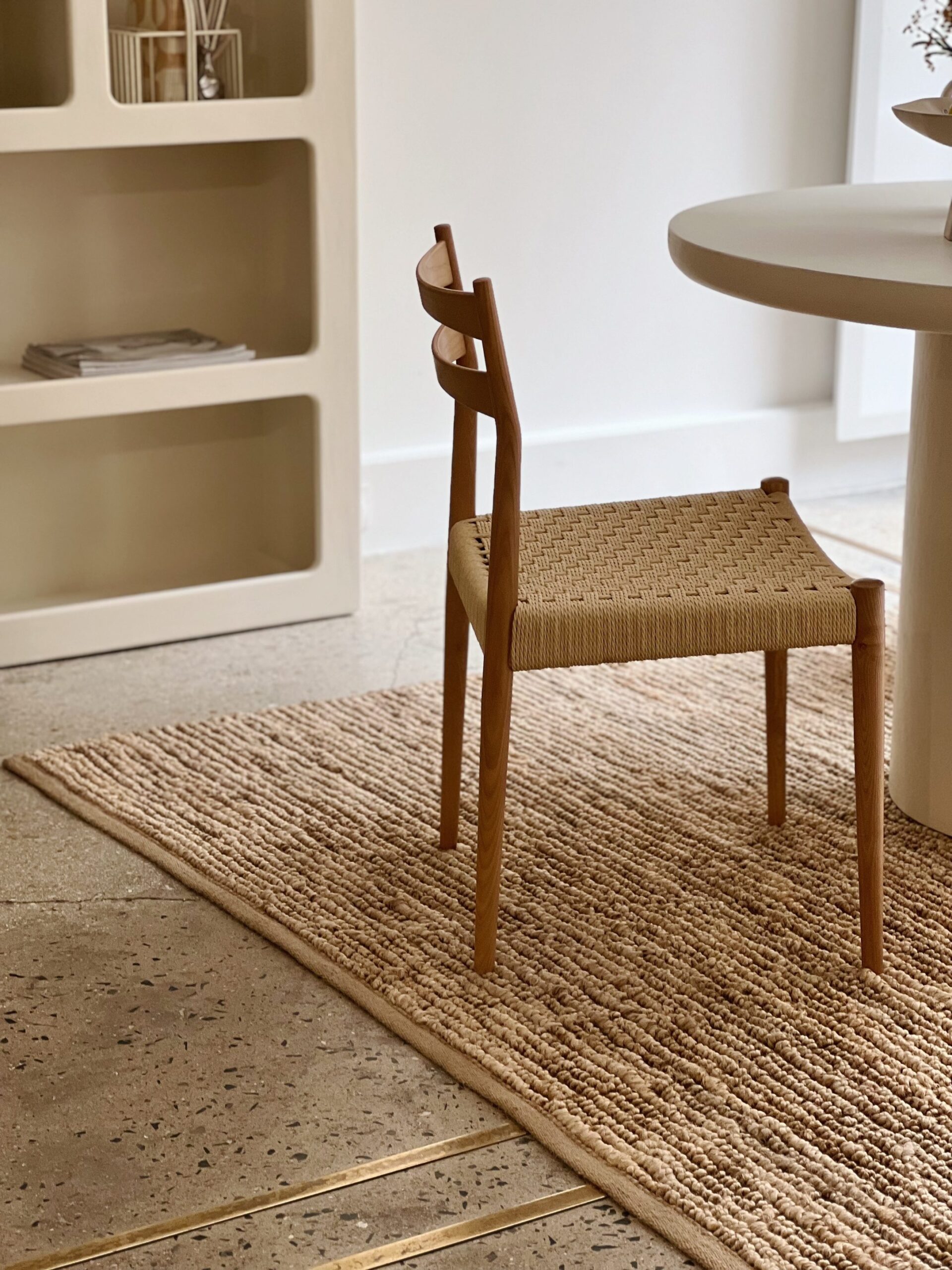 Chaise en bois de frêne et assise tressée