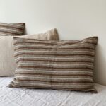 Coussin rectangulaire rayé en lin