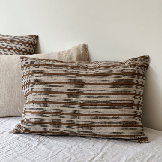 Coussin rectangulaire rayé en lin