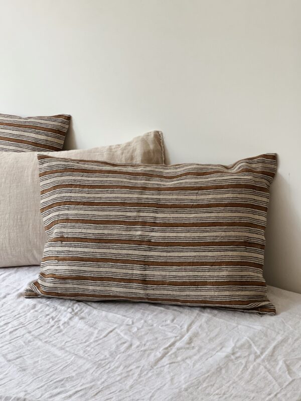 Coussin rectangulaire rayé en lin