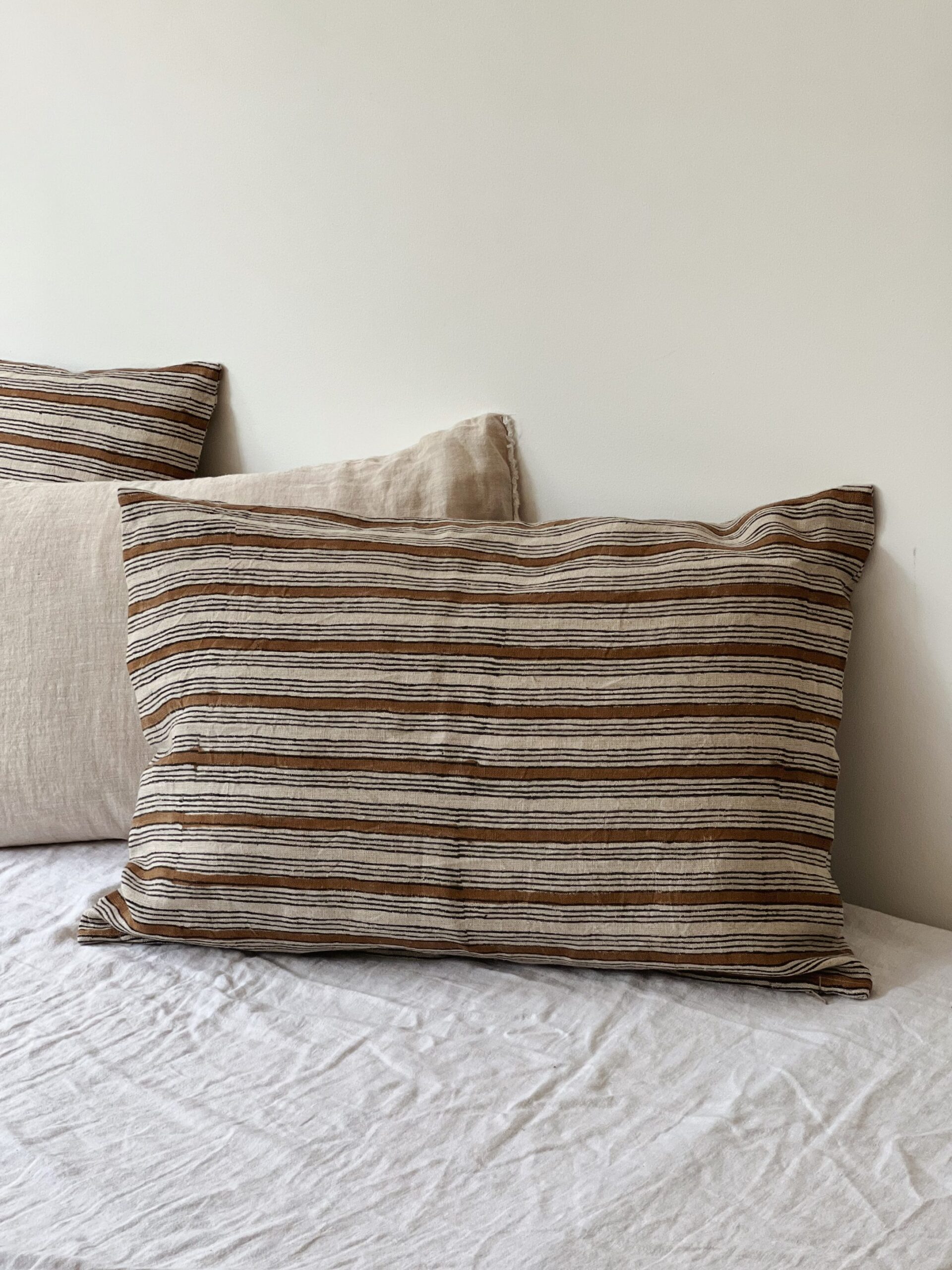 Coussin rectangulaire rayé en lin