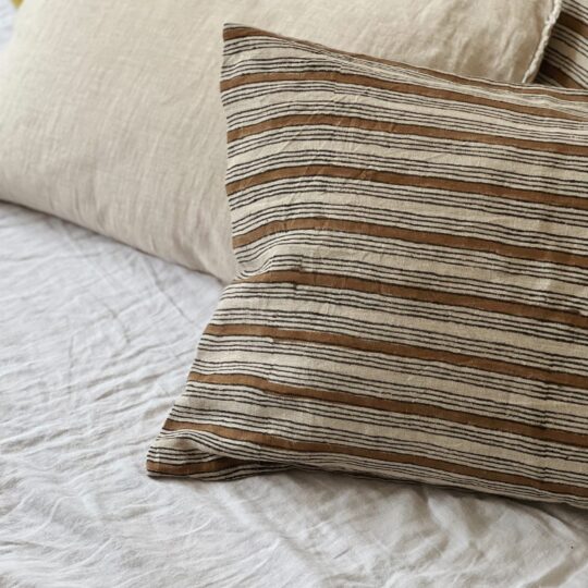 Coussin déco rectangulaire rayé en lin