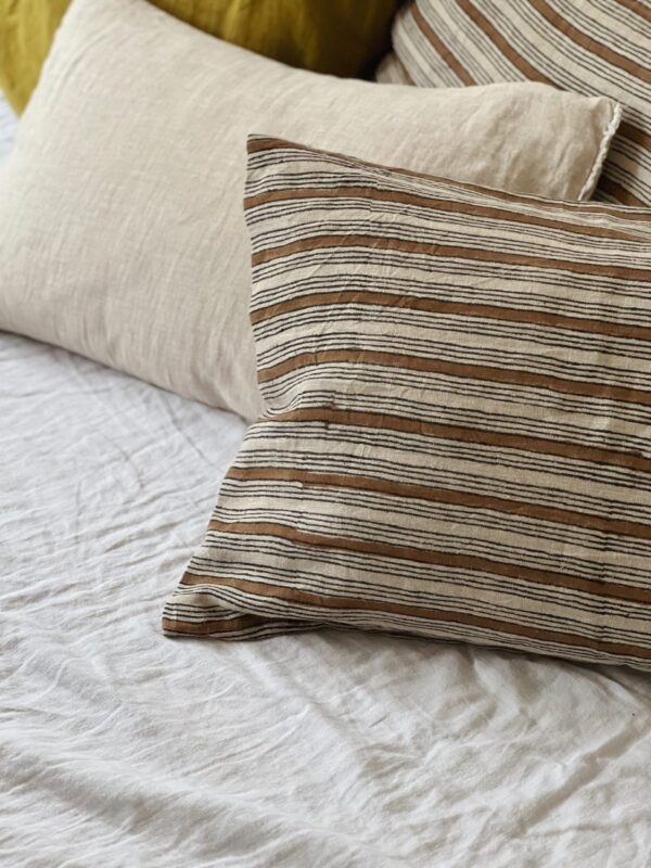 Coussin déco rectangulaire rayé en lin
