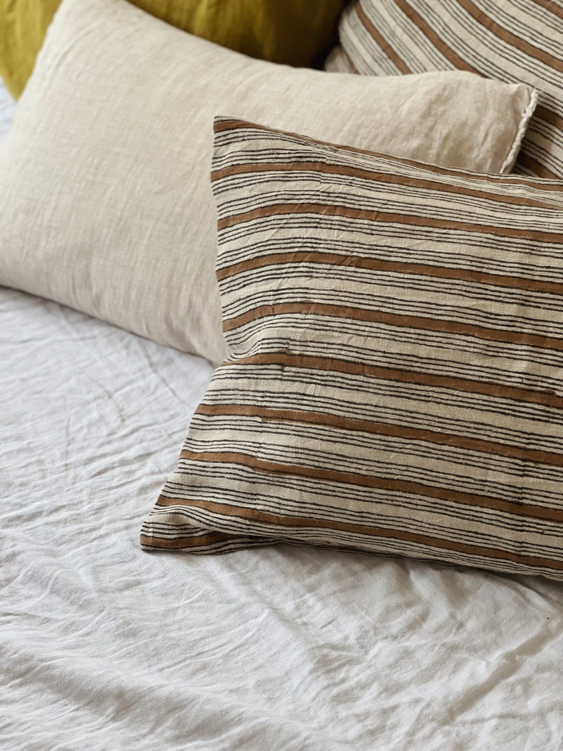 Coussin déco rectangulaire rayé en lin