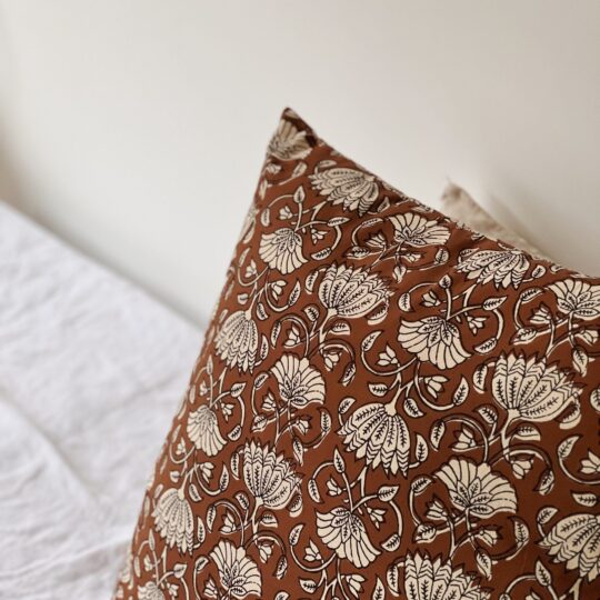 Coussin imprimé de couleur brun caramel