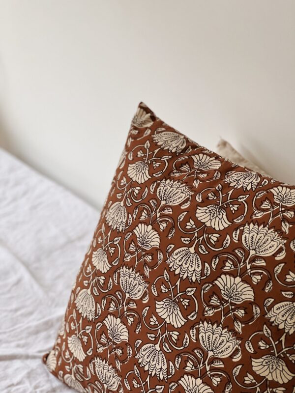Coussin imprimé de couleur brun caramel