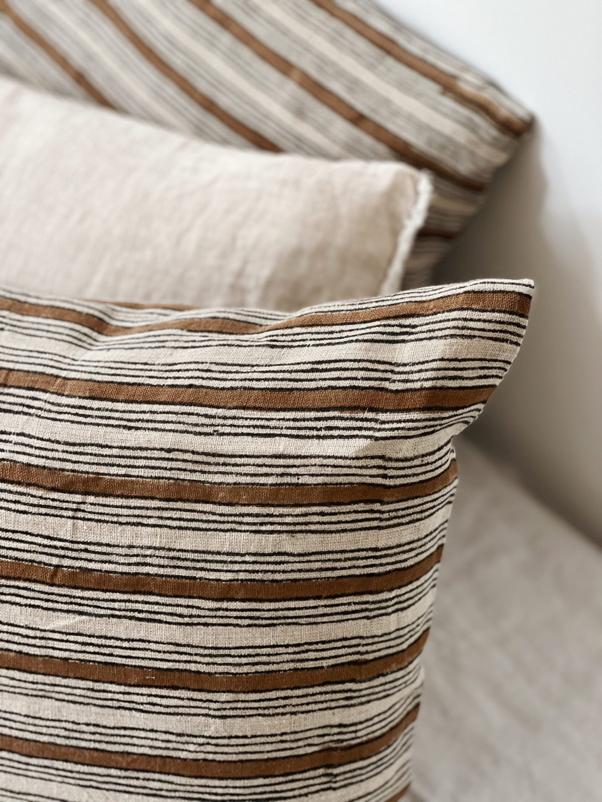 Coussin rectangulaire rayé en lin