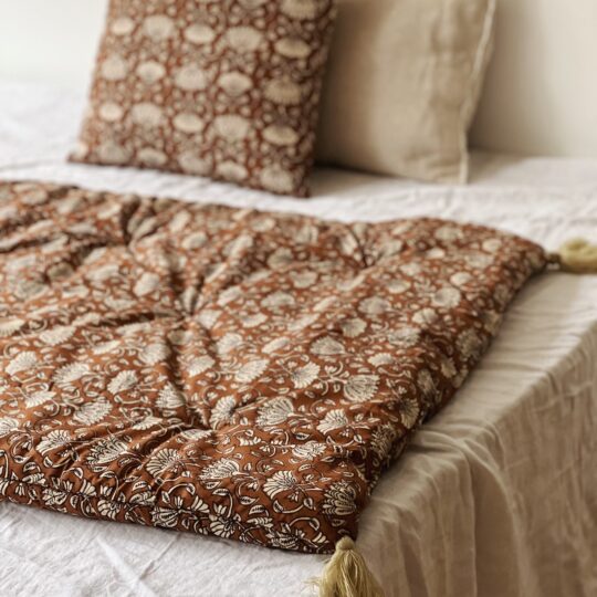 Coussin imprimé de couleur brun caramel