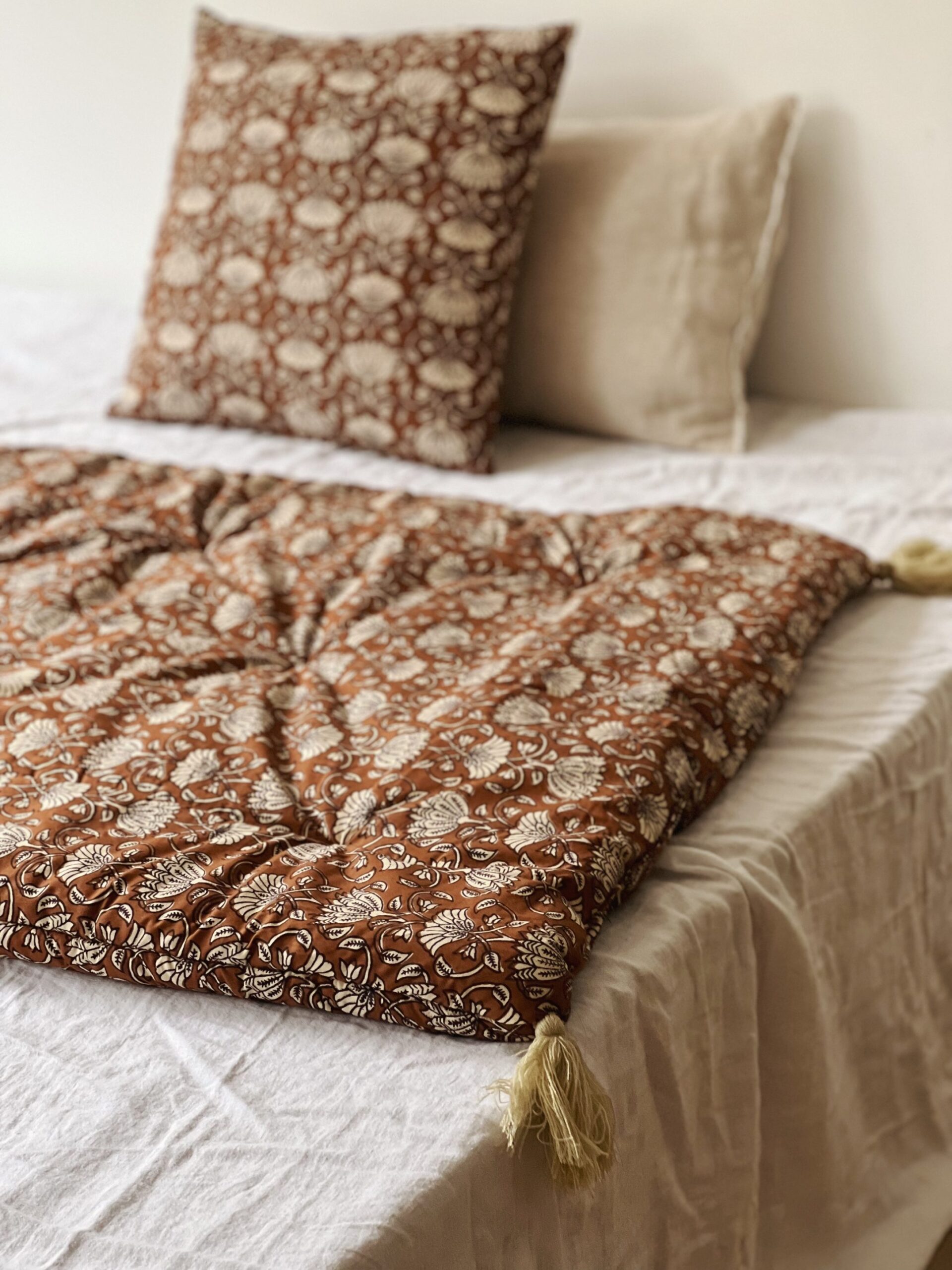 Coussin imprimé de couleur brun caramel