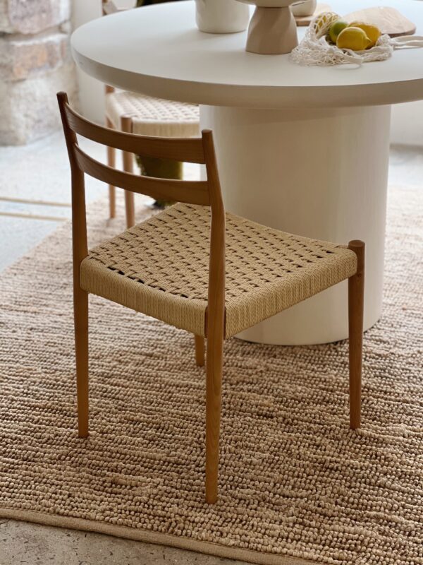 Chaise contemporaine en bois de frêne et assise tressée