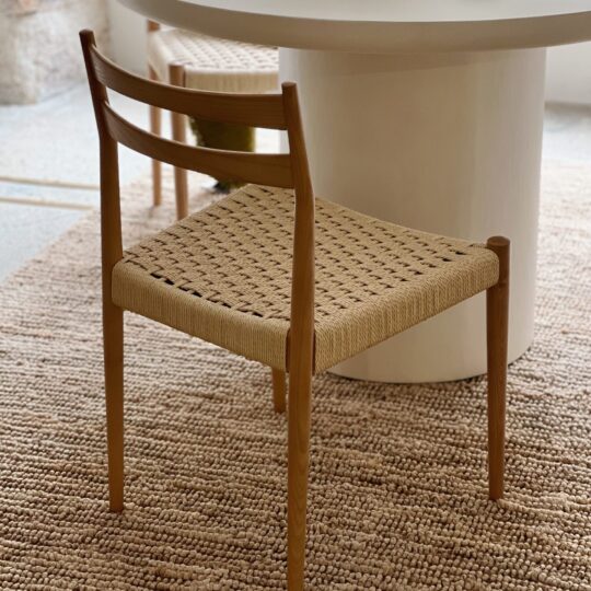Chaise contemporaine en bois de frêne et assise tressée