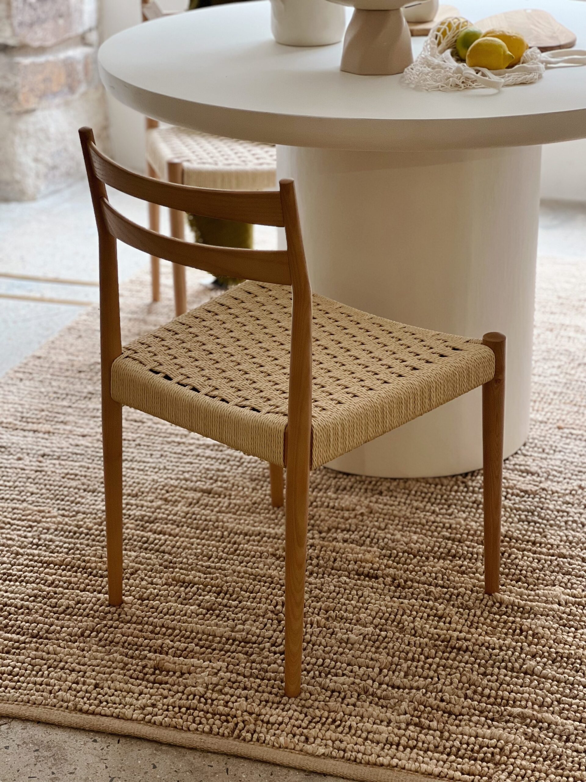 Chaise contemporaine en bois de frêne et assise tressée