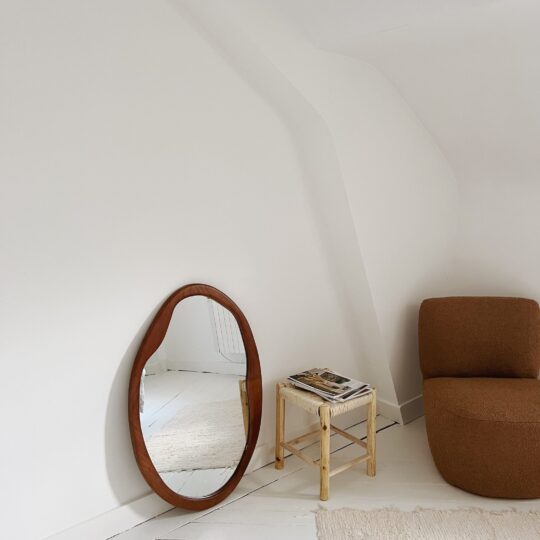 Miroir en bois aux contours organiques