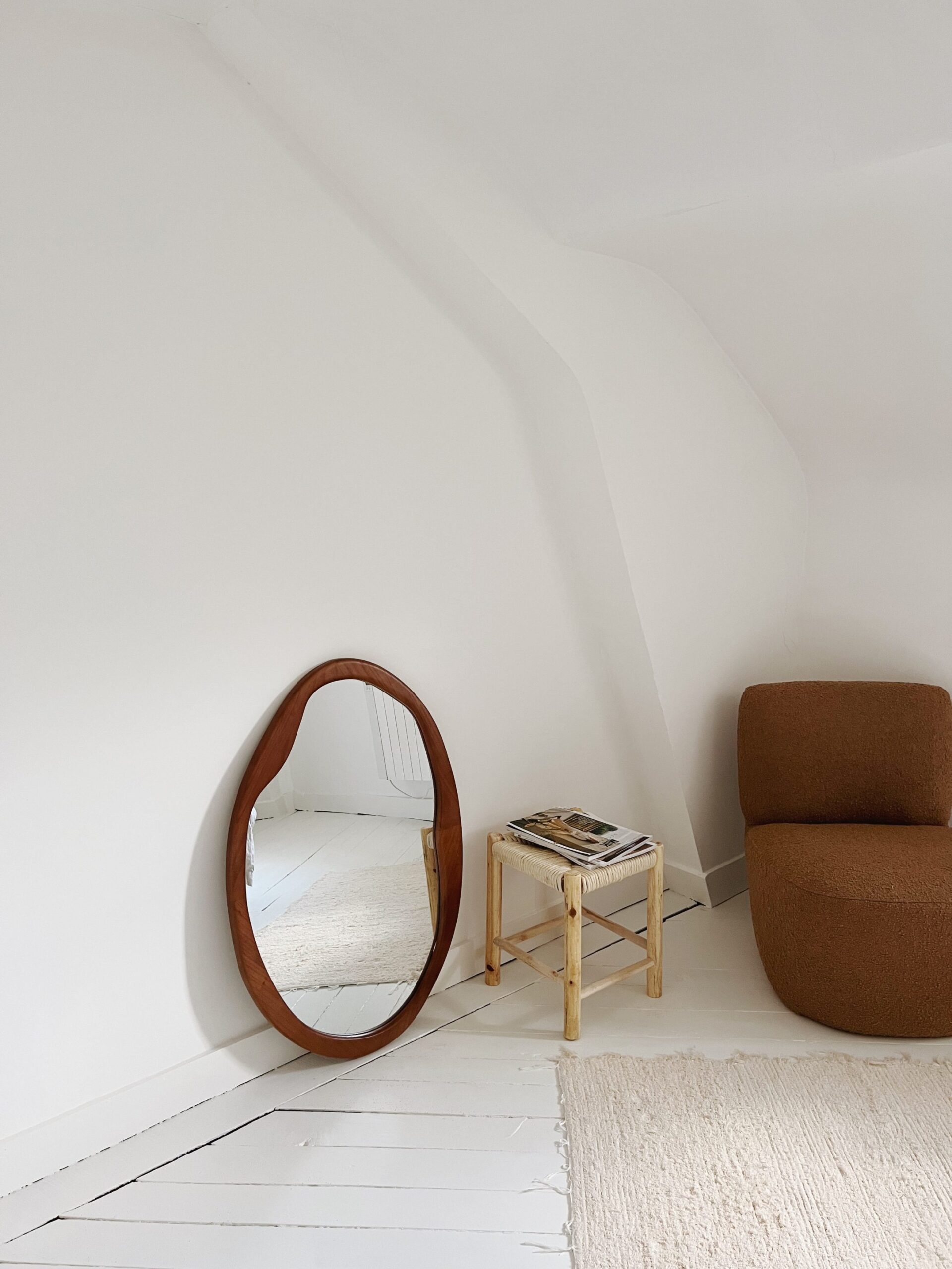 Miroir en bois aux contours organiques